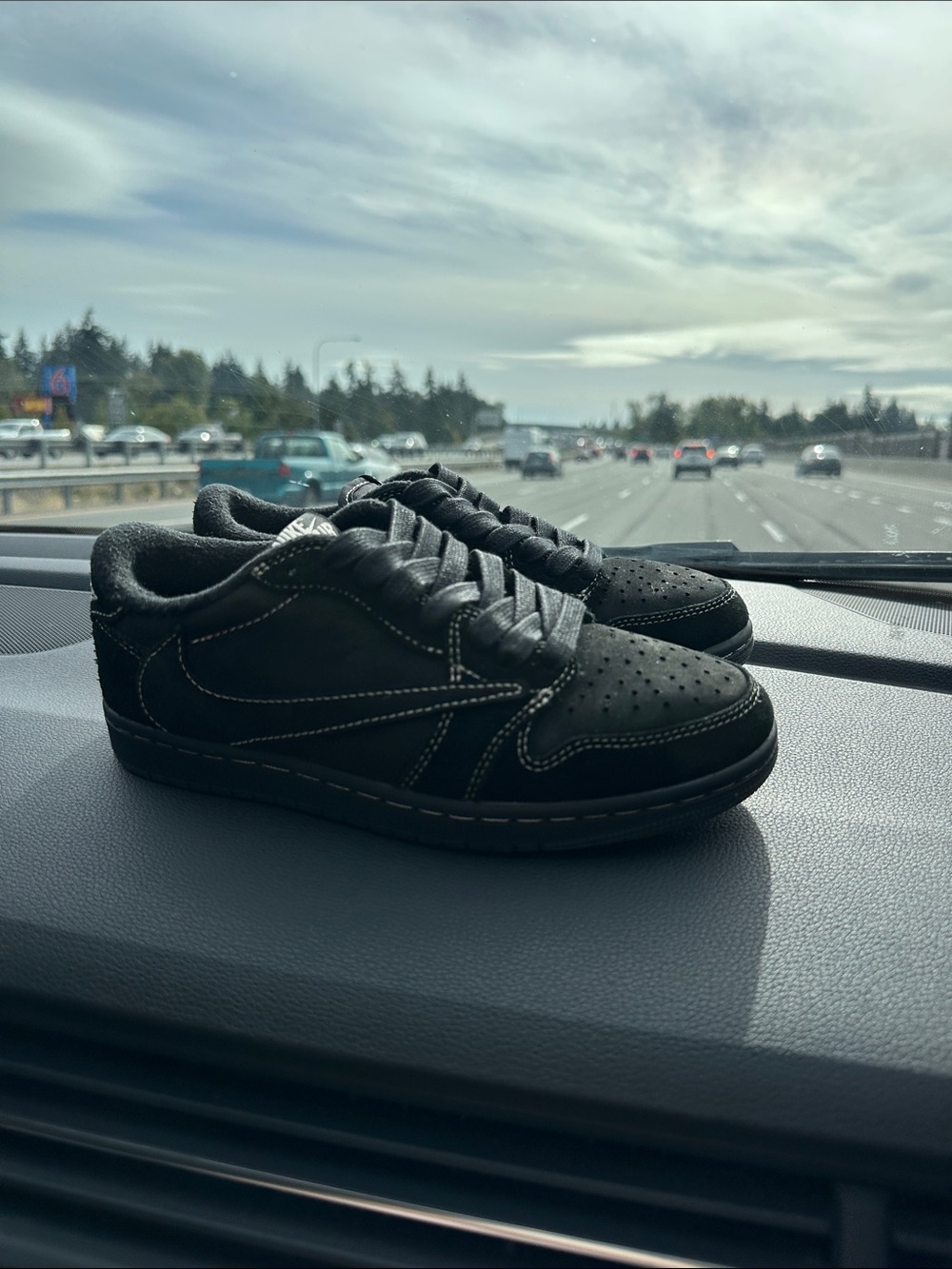 Nike Black Low-Top Leather Sneakers with Contrast Stitching
